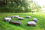Steinkreis im Klostergarten - Sitzgelegenheit mit Blick auf das ehemalige Kloster