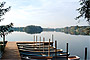 Landschaftsaufnahme vom Abtsdorfer See mit Abtseeinsel und Leobendorfer Kirche im Hintergrund