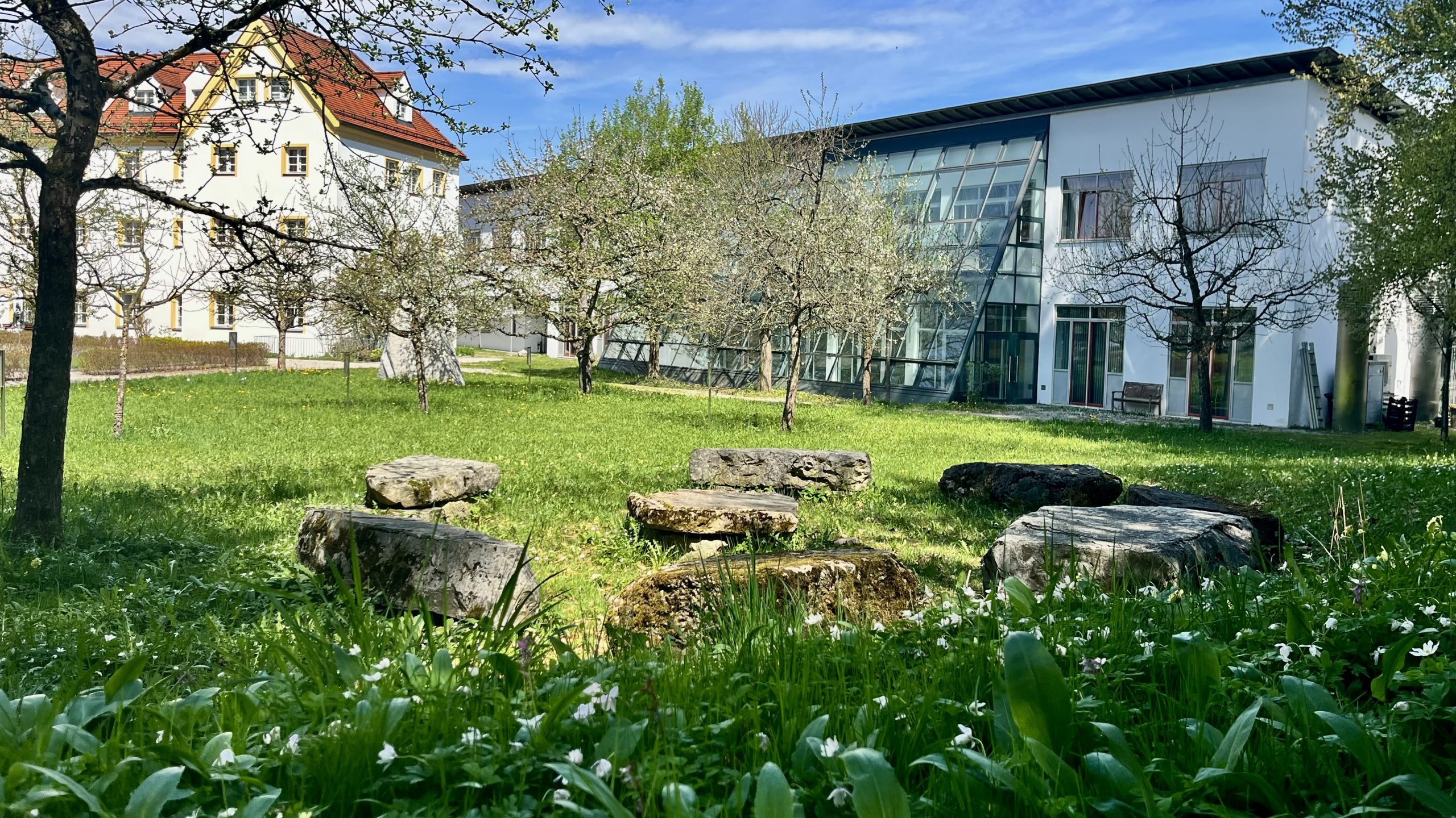 Gartenansicht mit Steinkreis, Hotel und Seminartrakt