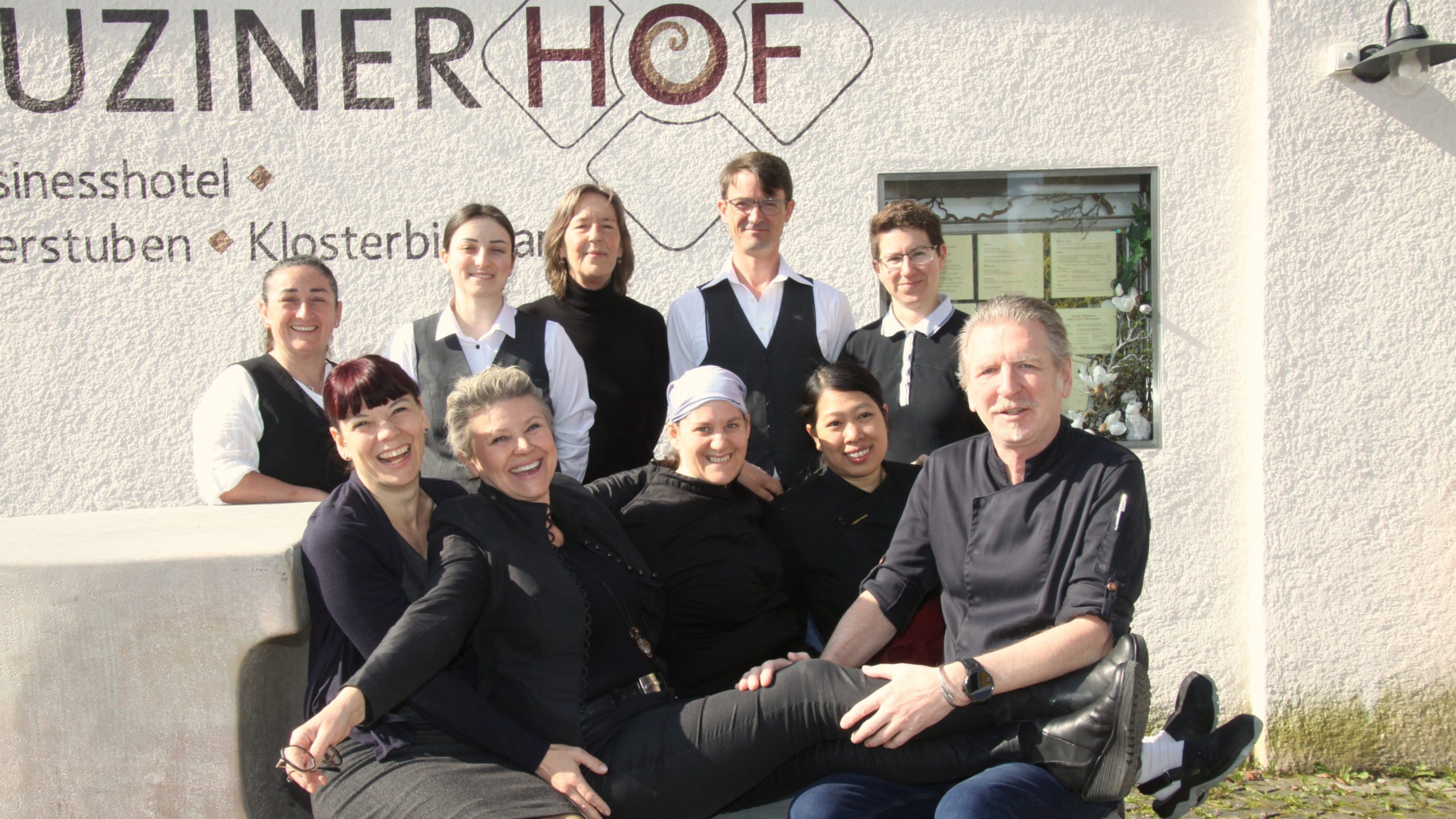 Das Team des Kapuzinerhof vor dem Haus